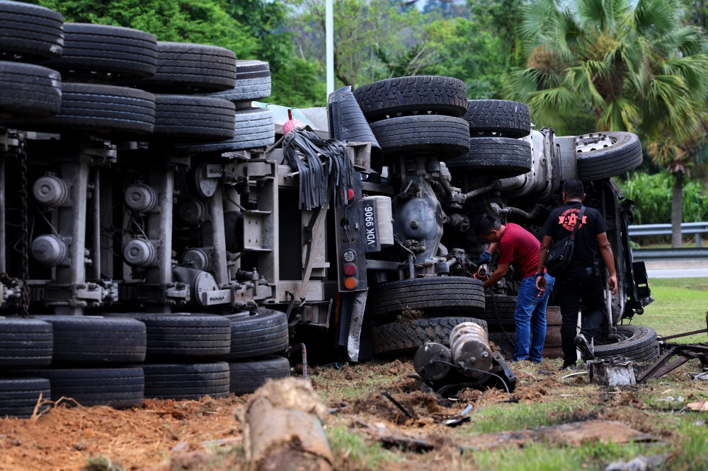 The 10.15am incident involved six cars, two lorries, three motorcycles, and a police outrider motorcycle, with one of the lorries involved believed to have crashed into several cars which had earlier stopped to make way for the convoy. — Bernama pic