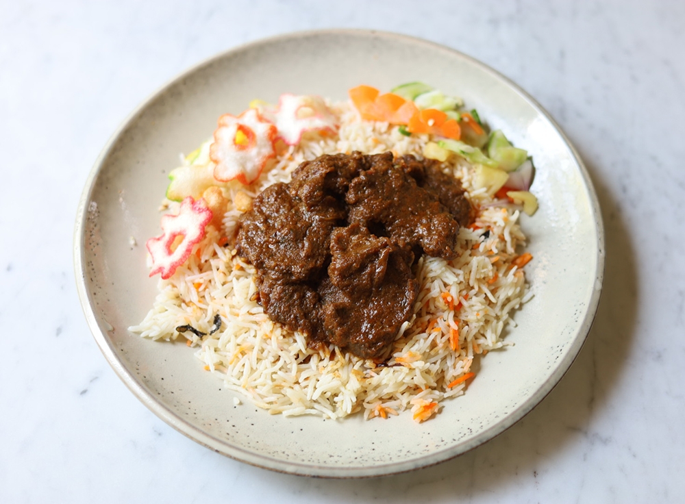 Fill up your stomach during lunch with this fluffy 'biryani' rice and tender cooked beef swimming in a fragrant gravy.