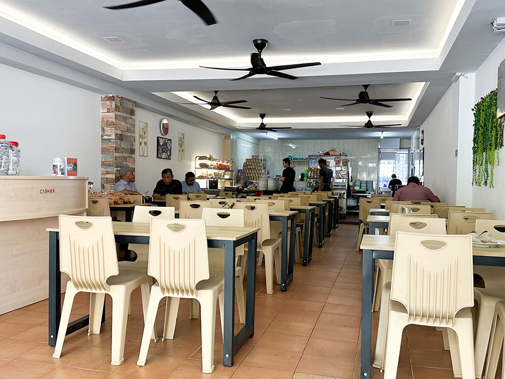 It's quiet at breakfast but the crowd trickles in for lunch time.