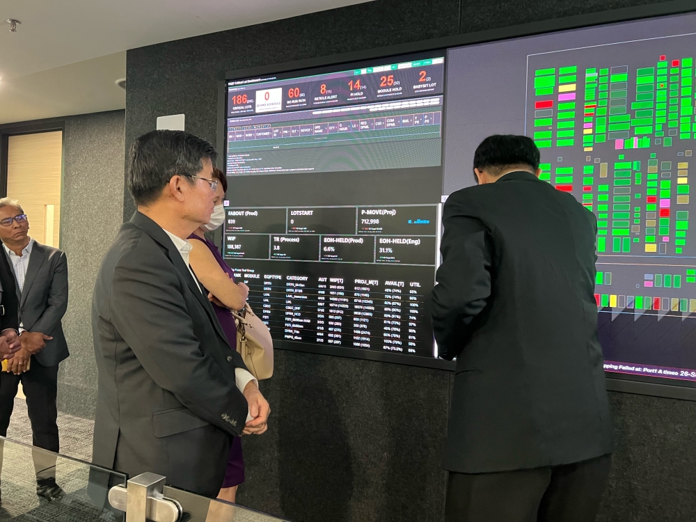 Penang chief minister Chow Kon Yeow visiting the GlobalFoundries Factory Control Tower after the official opening today. — Picture by Opalyn Mok