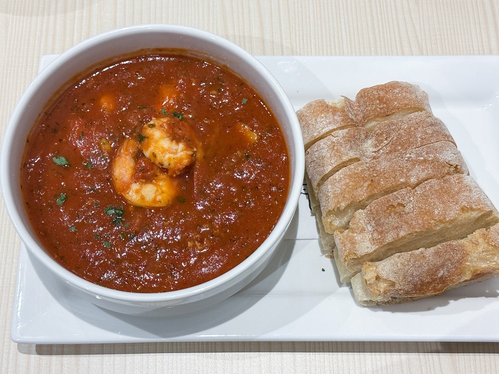 Skip the Garlic Prawns in Marinara Sauce with House Bread as it’s more like a tomato dip with a few small prawns inside it.