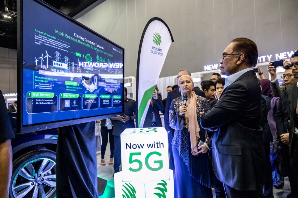 Prime Minister Datuk Seri Anwar Ibrahim visits the Huawei Malaysia ICT Summit 2023 Exhibition in Kuala Lumpur September 27, 2023. ― Picture by Firdaus Latif