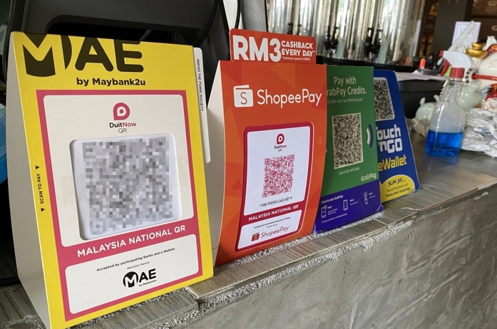 Payments Network Malaysia Sdn Bhd (PayNet), the operator of DuitNow QR, has issued a clarification to address the recent concerns reported by several online news sites regarding the imposition of transaction fees for DuitNow QR payments and transactions made with credit cards from November 1. — SoyaCincau pic