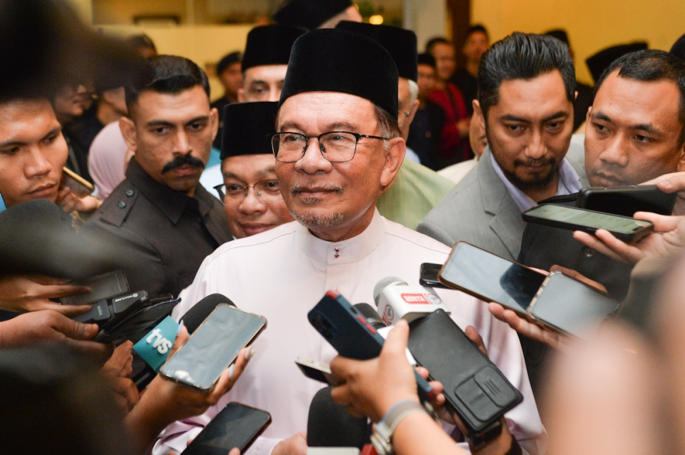 Prime Minister Datuk Seri Anwar Ibrahim says he had met Bank Negara Malaysia (BNM) Governor Datuk Shaik Abdul Rasheed Abdul Ghaffour yesterday to get clarification on the matter. ― Picture by Miera Zulyana