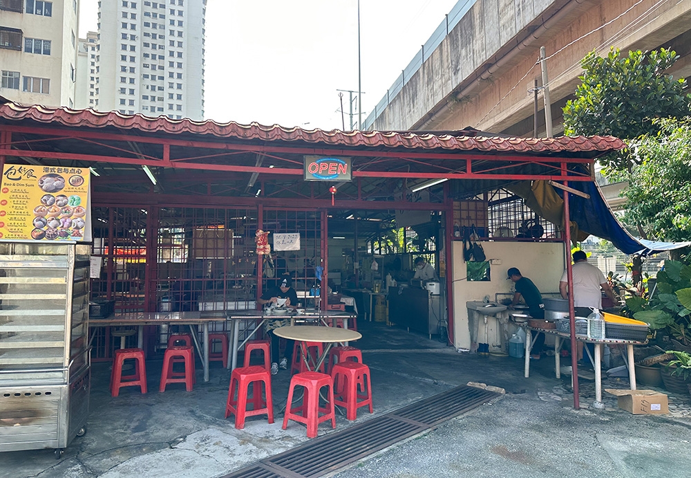 Find the stall inside this small food court next to a Chinese temple, off Jalan Ipoh.