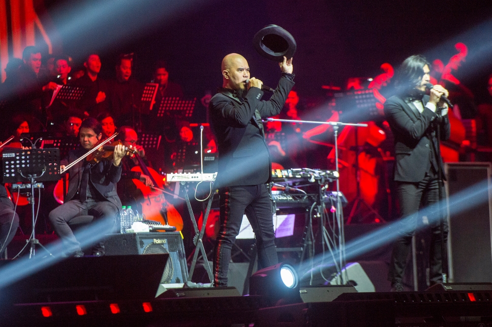 Dewa 19’s frontman Ahmad Dhani was seen picking up the microphone to perform a few songs during the concert. — Picture by Shafwan Zaidon