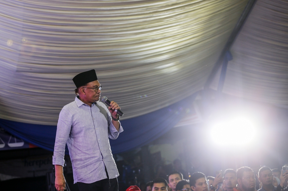 Prime Minister Datuk Seri Anwar Ibrahim speaks during the Ceramah Mega Perpaduan Madani at Dataran Simpang Pelangai in Bentong, Pahang October 2, 2023. — Picture by Hari anggara.