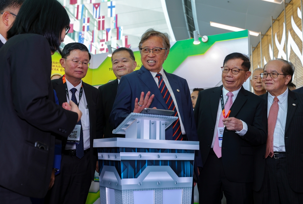 Sarawak Premier Tan Sri Abang Johari Openg (centre) at the opening of the 27th World Congress on Innovation and Technology (WCIT) and the 6th International Digital Economy Conference Sarawak (IDECS) in Kuching October 4, 2023. Also present is Penang Chief Minister Chow Kon Yeow (left). — Bernama pic