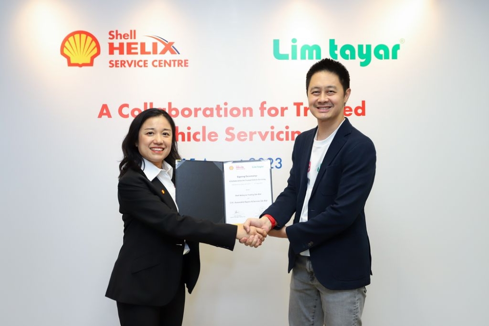 Clement Lim, (right) Joint Managing Director of Lim Tayar's parent CKL Group of Companies and Seow Lee Ming, General Manager of Shell Mobility, Malaysia after signing the partnership agreement.