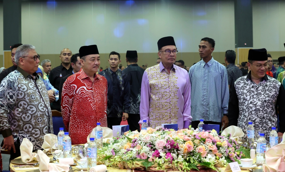 Prime Minister Datuk Seri Anwar Ibrahim with Sabah Chief Minister Datuk Seri Hajiji Noor at the Sabah International Convention Centre, Kota Kinabalu, October 4, 2023. — Bernama pic