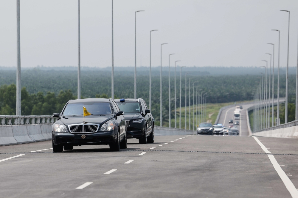 Sultan of Perak Sultan Nazrin Shah visits the Bagan Datuk Bridge during its launch October 7, 2023. — Bernama pic