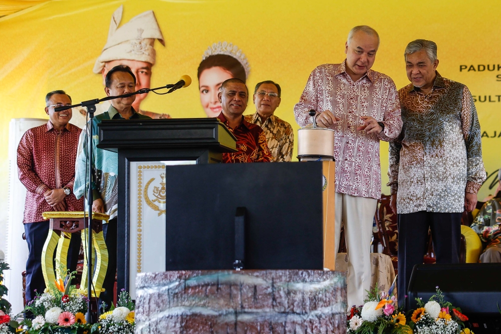 Sultan of Perak Sultan Nazrin Shah attends the launch of the Bagan Datuk Bridge October 7, 2023. Also present are Deputy Prime Minister Datuk Seri Ahmad Zahid Hamidi, Perak Menteri Besar Datuk Seri Saarani Mohamad and Works Minister Datuk Seri Alexander Nanta Linggi. — Bernama pic