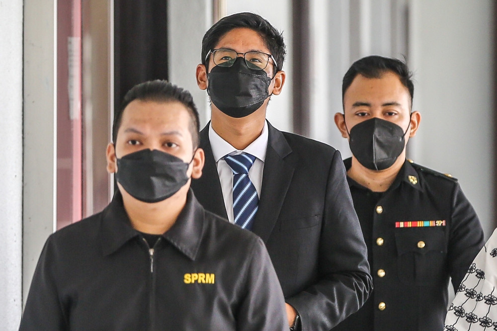 Bank Negara Malaysia analyst Adam Ariff Mohd Roslan arrives at the Kuala Lumpur High Court Complex, October 9, 2023. — Picture by Yusof Mat Isa