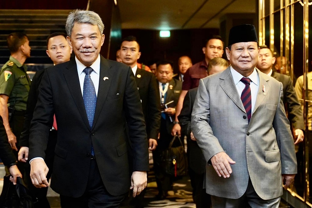 Defence Minister Datuk Seri Mohamad Hasan (left) and his Indonesian counterpart Prabowo Subianto (right) met in Jakarta yesterday. — Picture via Facebook/Dato’ Seri Utama Haji Mohamad Bin Haji Hasan