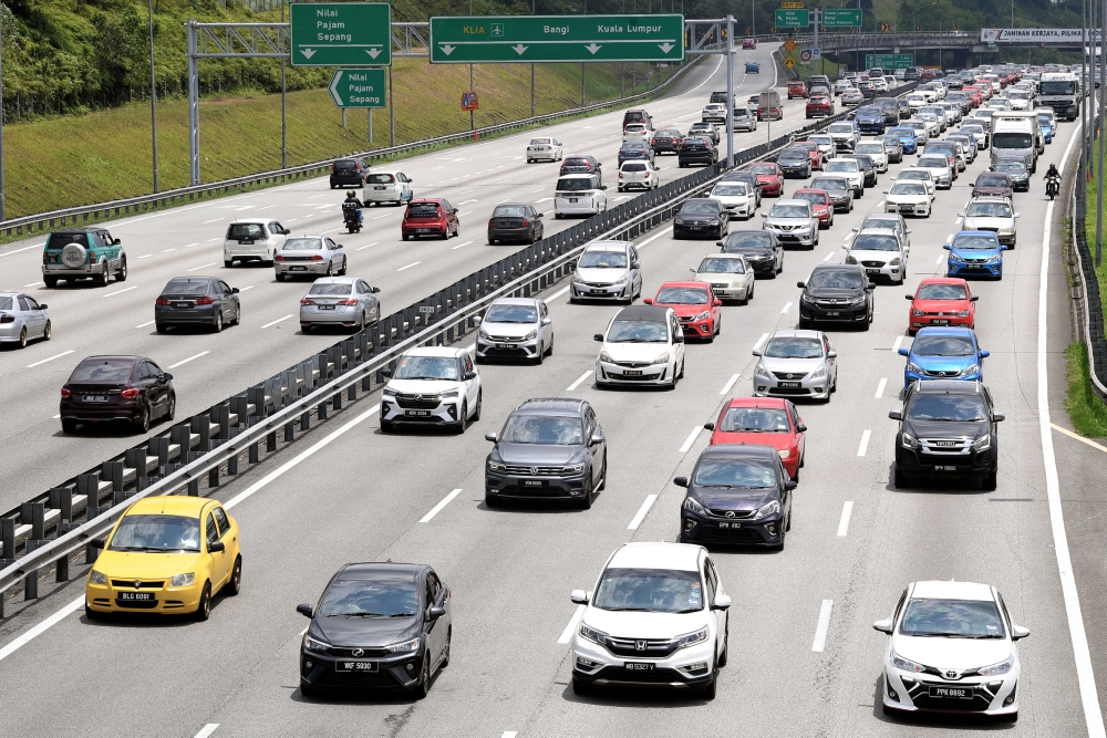 Prime Minister Datuk Seri Anwar Ibrahim said that the project to widen the PLUS highway from four lanes to six lanes would be extended from Sedenak to Simpang Renggam in Johor at a cost of RM931 million. ― Bernama pic