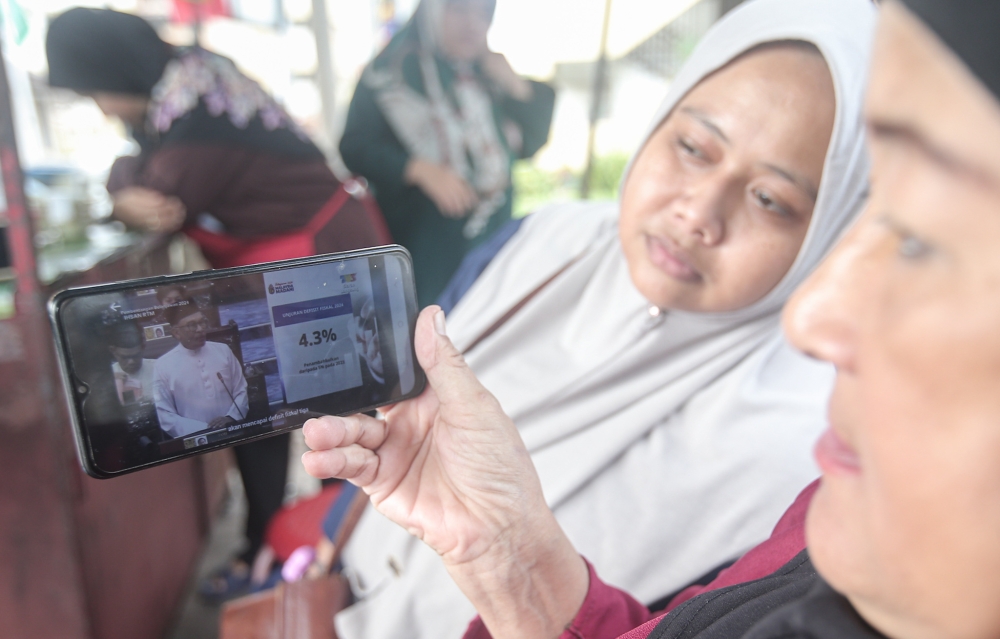 People watching the tabling of Budget 2024 by Prime Minister Datuk Seri Anwar Ibrahim at the Parliament in Kuala Lumpur October 13, 2023. — Picture by Farhan Najib