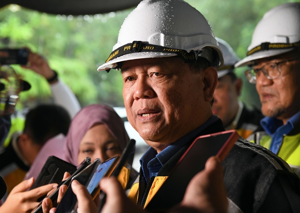 Works Minister Datuk Seri Alexander Nanta Linggi said the major projects include the Sarawak Pan Borneo Highway Project. — Bernama pic