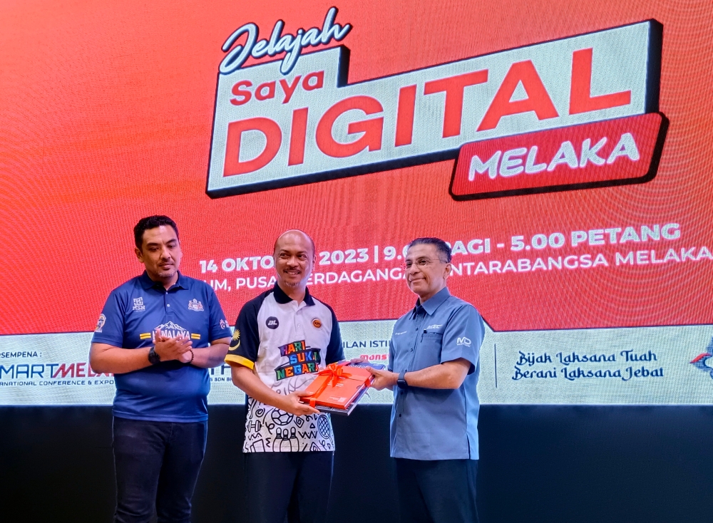 Melaka Science, Technology, Innovation and Digital Communication Committee chairman Datuk Fairul Nizam Roslan (centre) and MDEC chairman Syed Ibrahim Syed Noh (right) attend the launch of the My Digital Tour @ Melaka programme in conjunction with the Smart Melaka International Conference and Expo 2023 in Melaka October 14, 2023. — Bernama pic