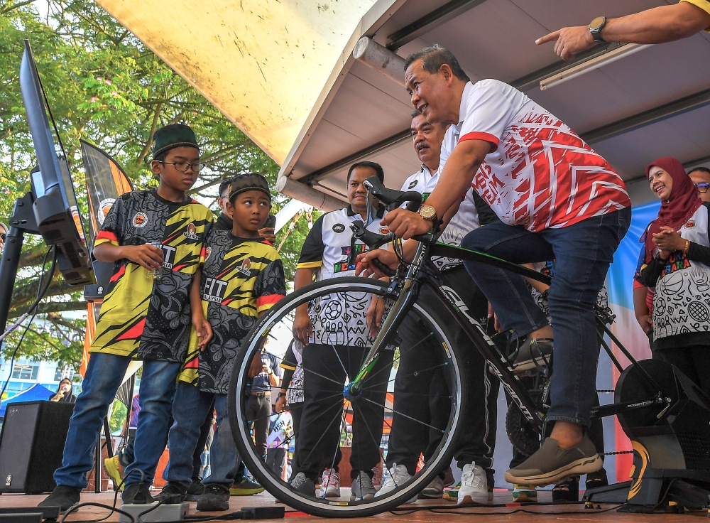 Negeri Sembilan Menteri Besar Datuk Seri Aminuddin Harun rides a bicycle during the inauguration ceremony of the state-level National Sports Day 2023 celebration in Seremban October 14, 2023. — Bernama pic