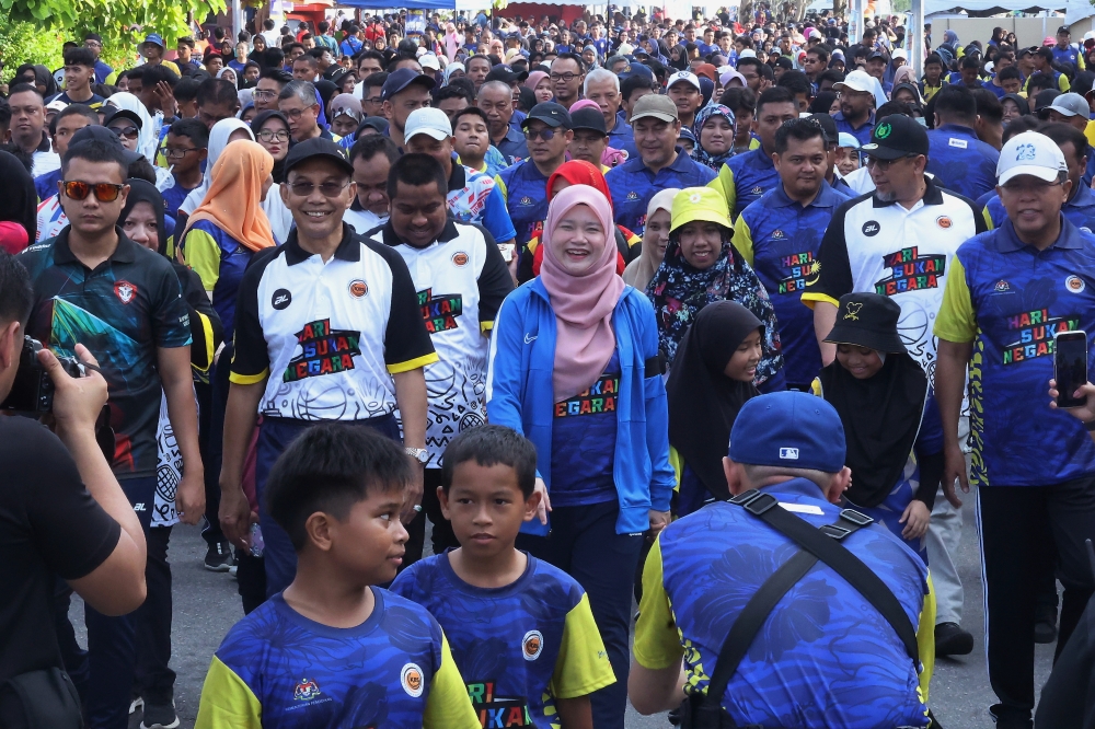 Perlis Menteri Besar Mohd Shukri Ramli (2nd left) and Education Minister Fadhlina Sidek participate in the ‘Fun Walk’ event during the state-level National Sports Day 2023 celebration in Kangar October 14, 2023. — Bernama pic