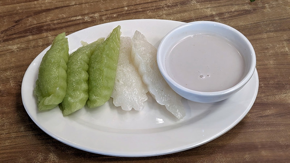 The 'bánh bò' is very similar to 'bai tang gao' or steamed white rice cake