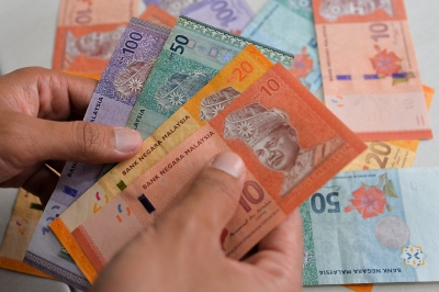 Bloomberg: Ringgit Hits Record Bottom Since 1998, Worst Performer After ...