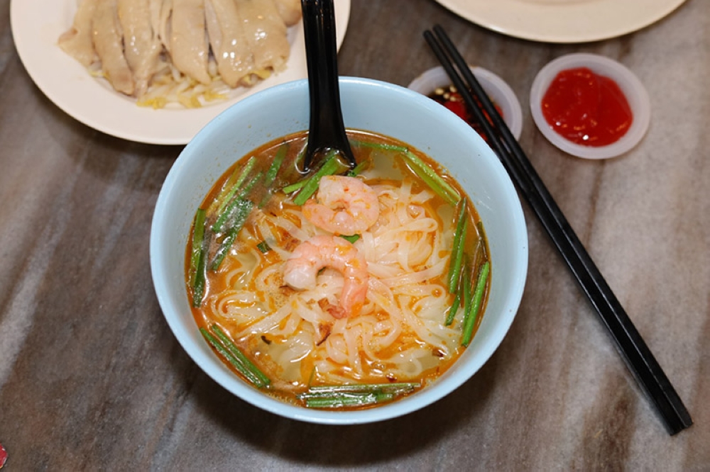 The 'kai si hor fun' is the OG with a simple yet satisfying taste combining silky rice noodles with the comforting chicken broth laced with prawn oil