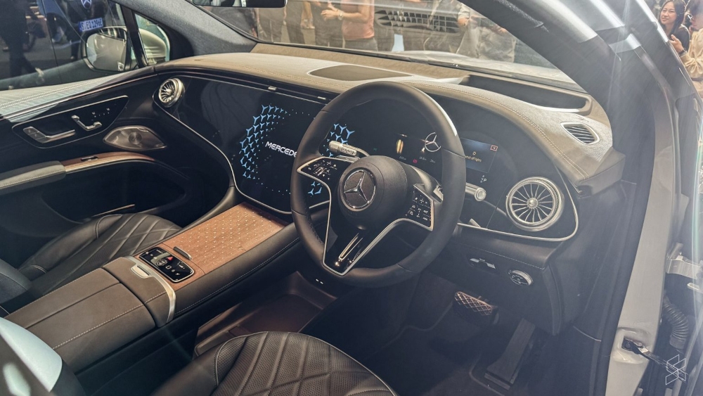 As befits the EQS branding, both front and rear occupants are ensconced in luxury, sitting in heated power-adjustable seats wrapped in Nappa leather, with pillow-style headrests and memory and ventilation functions for those at the front. — SoyaCincau pic 