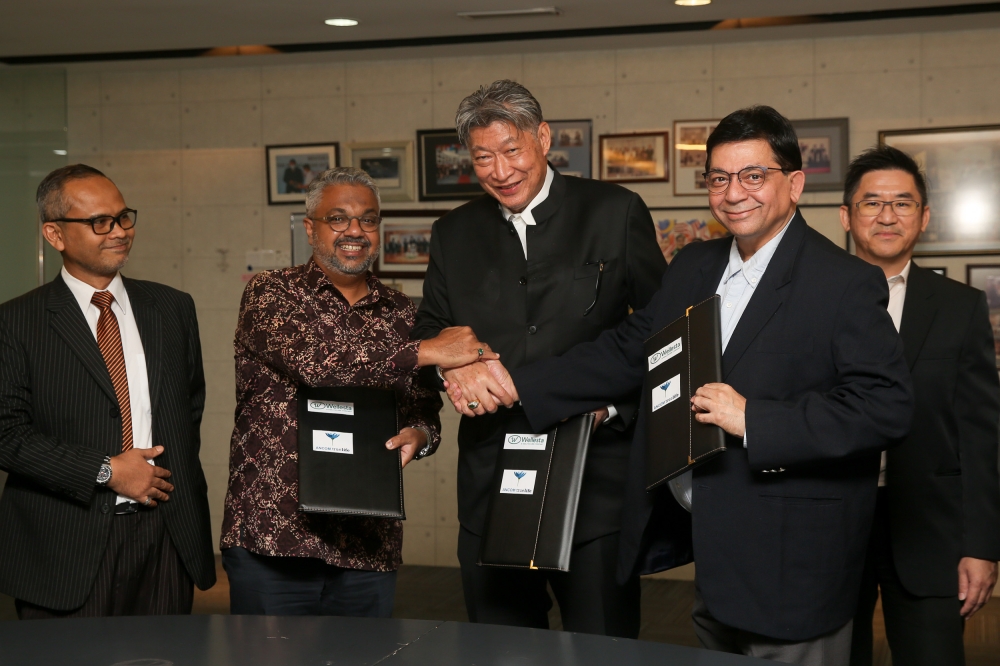 Privasia group chief executive officer Datuk Puvanesan Subenthiran (2nd left), Ancom Truelife Director Datuk Siew Ka Wei (centre) and Wellesta chairman and managing director Milan Paleja (2nd right) are seen at the signing ceremony for AI-based breast cancer detection software FX Mammo October 20, 2023. — Picture by Choo Choy May