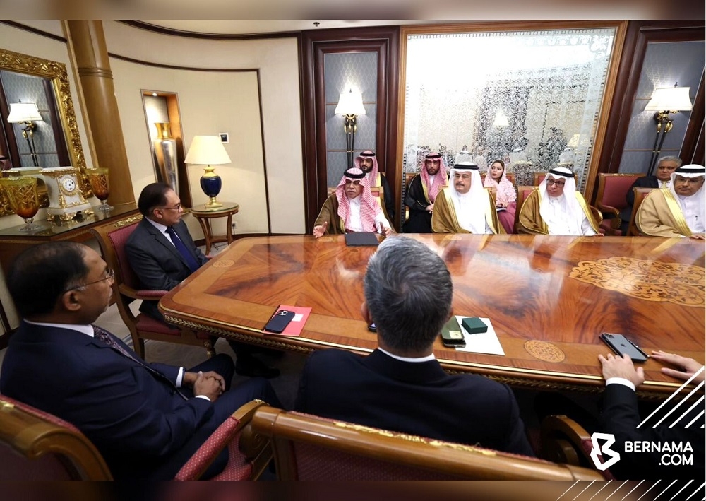 Prime Minister Datuk Seri Anwar Ibrahim (2nd left), as well as Foreign Minister Datuk Seri Zambry Abd Kadir (left) are seen in a meeting with Saudi Arabia’s industry leaders in Riyadh October 21, 2023. — Picture via X/Bernama