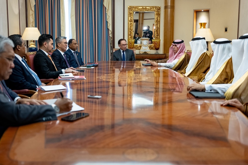 Prime Minister Datuk Seri Anwar Ibrahim (centre), as well as Foreign Minister Datuk Seri Zambry Abd Kadir and Minister of Investment, Trade and Industry Datuk Seri Tengku Zafrul Abdul Aziz are seen in a meeting with Saudi Arabia’s industry leaders in Riyadh October 21, 2023. — Picture via X/Bernama