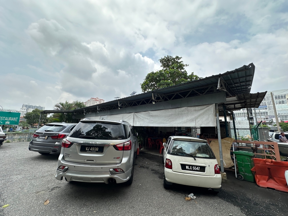 Find the restaurant behind the Kentonment MRT station along Jalan Ipoh.