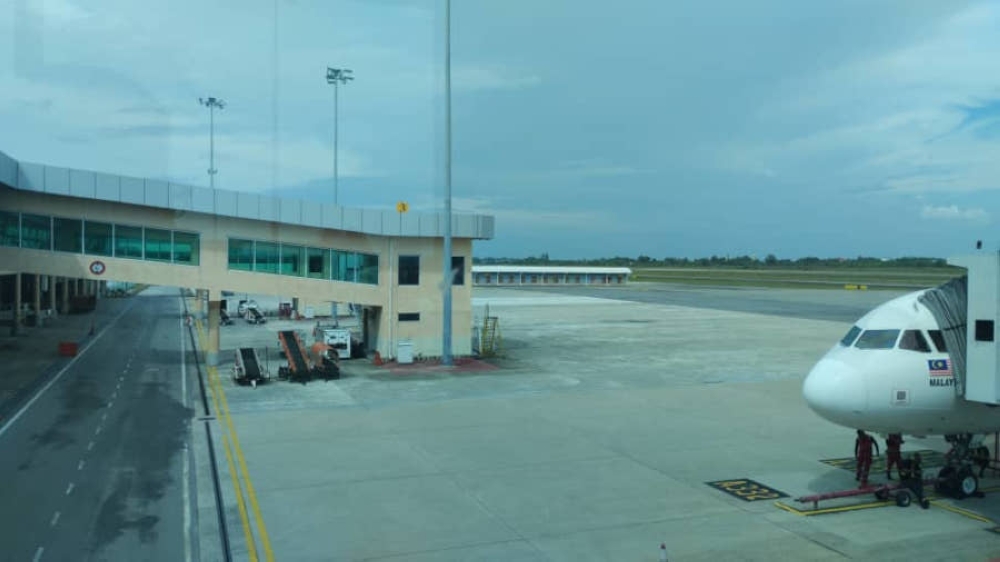 The woman’s flight could not use the aerobridge due to an issue with the surface of the airport apron. — See Hua Daily News photo via Borneo Post 