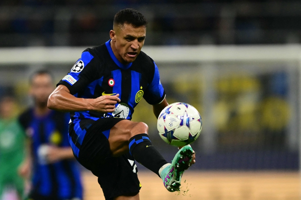 Football: Soccer-Inter edge Salzburg in Champions League to top group