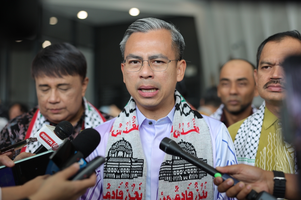 Minister of Communications and Digital, Fahmi Fadzil today revealed that there is evidence that the social media platform provider, TikTok, has systematically taken down or removed content related to the Palestine-Israel conflict originating from Malaysia. — Bernama pic