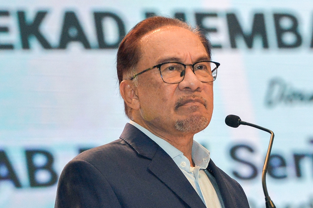 Prime Minister Datuk Seri Anwar Ibrahim has reminded all government departments not to entertain any letters written in a language other than the national language. ― Picture by Miera Zulyana