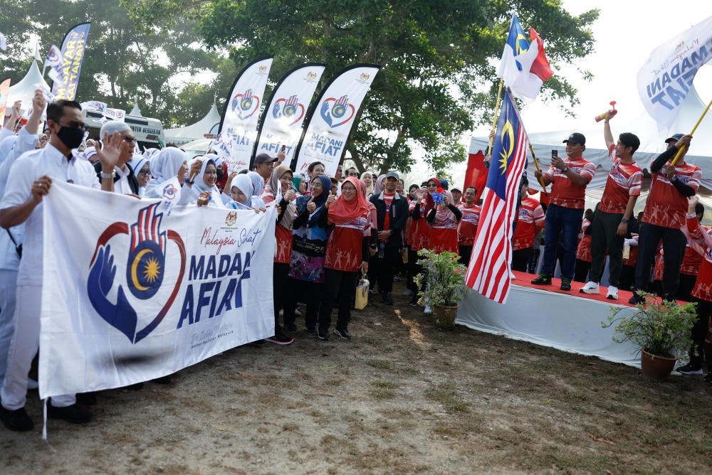 Melaka Education, Higher Learning and Religious Affairs Committee chairman Datuk Rahmad Mariman (third from left) attends the state-level Madani Afiat and the Wellness On Wheels programmes in Kampung Paya Redan, Ayer Molek October 28, 2023. ¬— Bernama pic