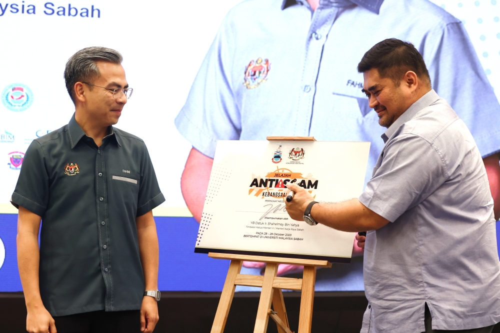 Communications and Digital Minister Fahmi Fadzil (left) and Sabah Deputy Chief Minister III Datuk Shahelmey Yahya are seen at the launch of the Sabah State-Level 2023 National Anti-Scam Tour at Universiti Malaysia Sabah in Kota Kinabalu October 28, 2023. — Bernama pic