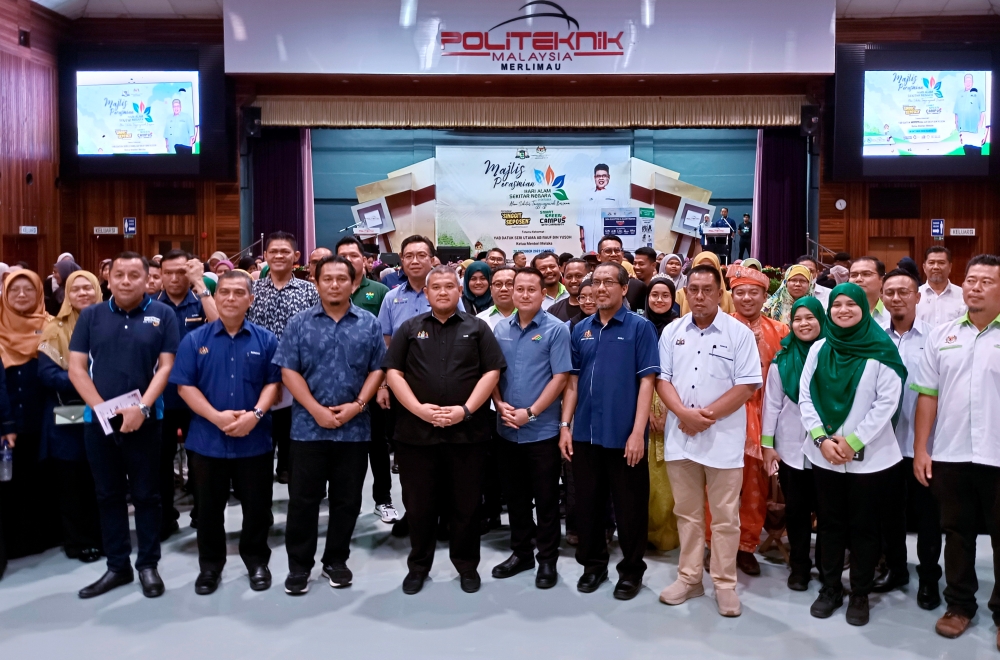 Melaka Housing, Local Government, Drainage, Climate Change and Disaster Management Committee chairman Datuk Rais Yasin (centre) poses for a picture with attendees after officiating the state-level National Environment Day 2023 celebration at Politeknik Merlimau October 28, 2023. — Bernama pic