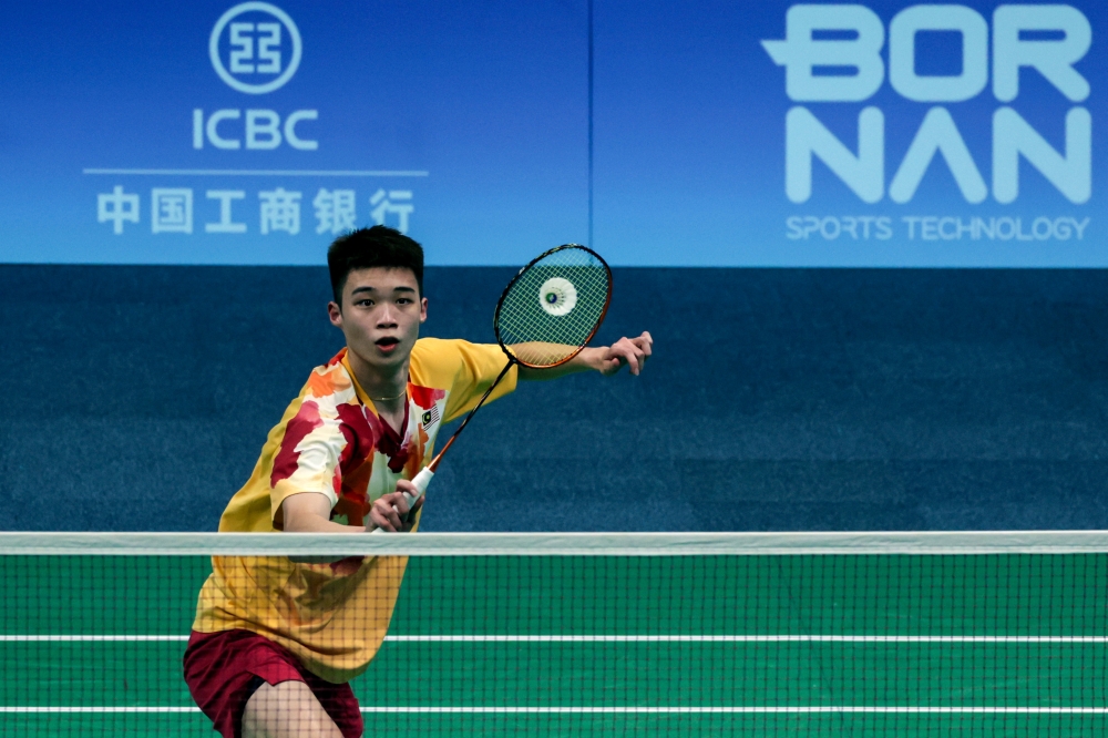 National men’s singles player, Ng Tze Yong, faced disappointment in his quest to reach his second final of the year as he lost to China’s Li Shi Feng in the French Open 2023 semi-final in Rennes. — Bernama file pic