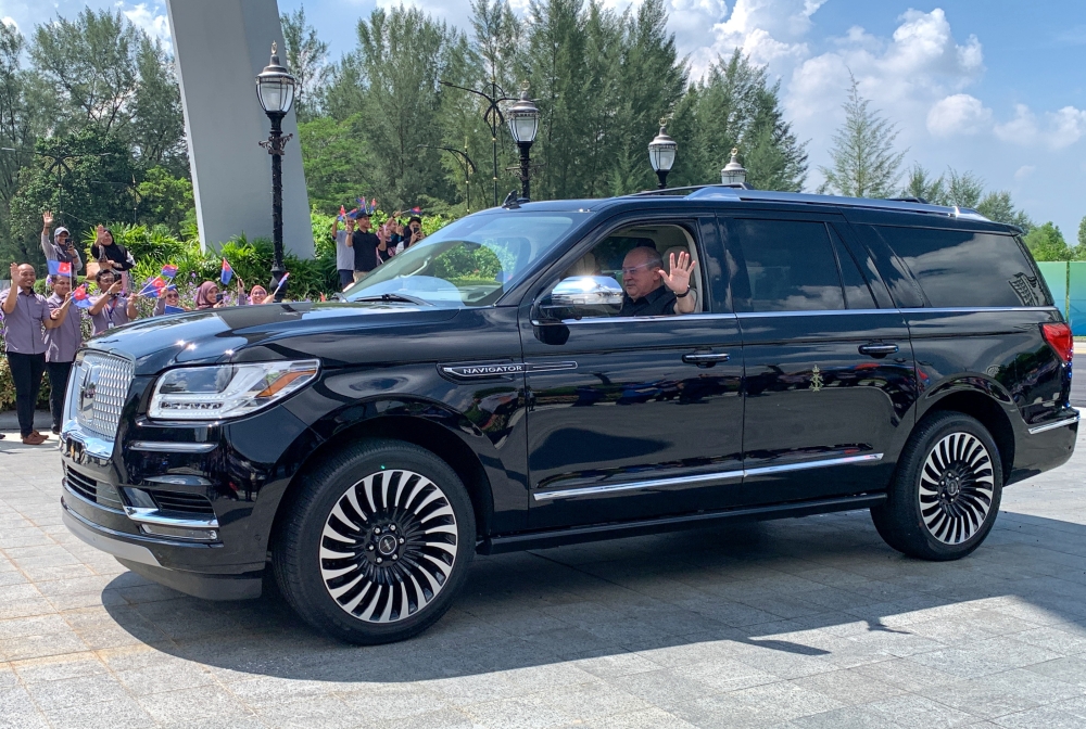 People welcome the return of the Sultan of Johor Sultan Ibrahim Sultan Iskandar Almarhum Sultan Iskandar in front of Istana Bukit Serene in Johor Baru October 29, 2023. — Bernama pic