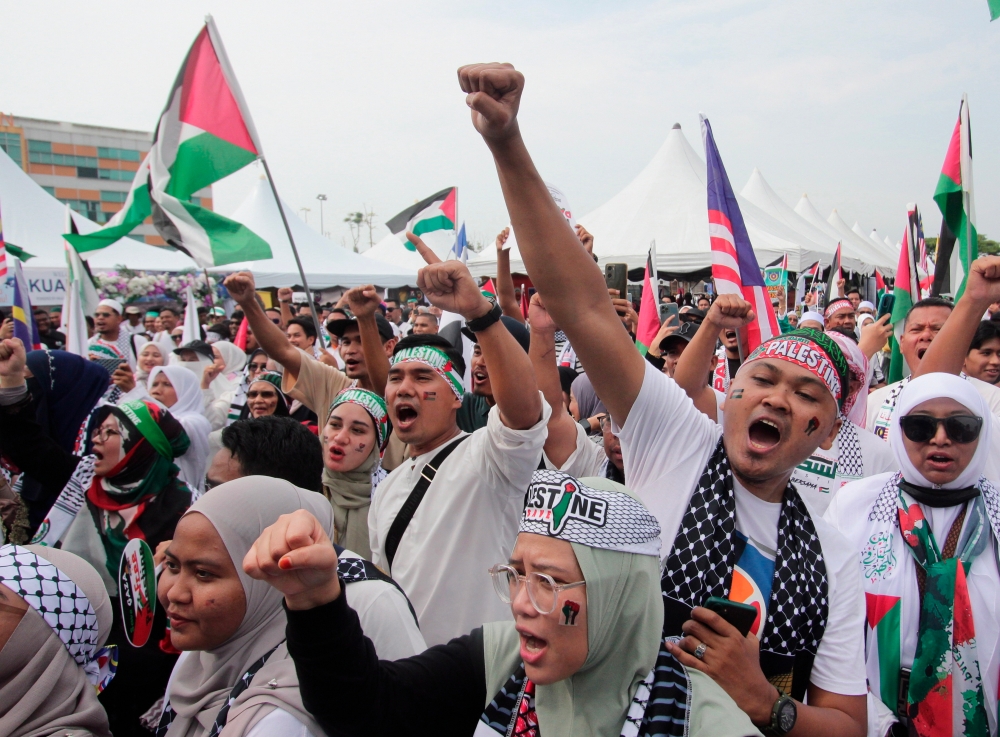 People attend the Pahang4Palestine gathering at the Kuantan City Council Square October 28, 2023. — Bernama pic