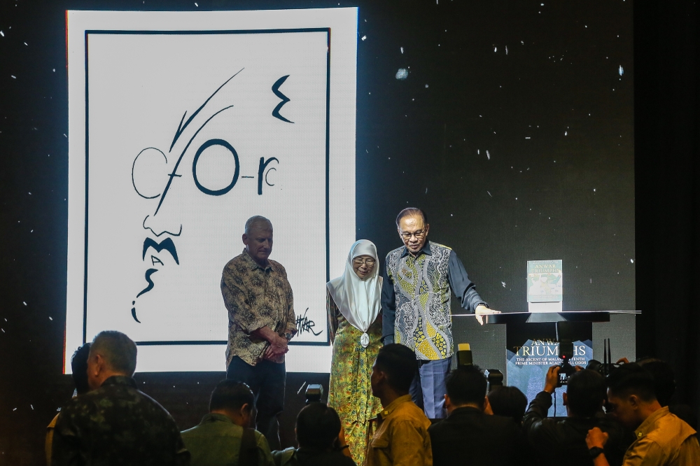 Prime Minister Datuk Seri Anwar Ibrahim, Datuk Seri Dr Wan Azizah Wan Ismail and Author Mark Trowell KC (left) are seen during the book launch for ‘Anwar Triumphs’ at Kuala Lumpur Convention Centre October 29, 2023. — Picture by Yusof Mat Isa 