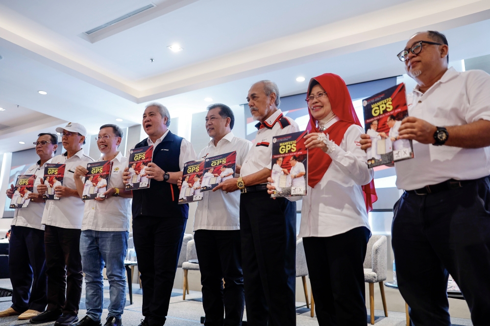 Parti Pesaka Bumiputera Bersatu deputy president Datuk Amar Awang Tengah Ali Hasan (4th left) GPS candidate Iskandar Turkee (right).along with other GPS leaders are seen during the launch of the Jepak by-election manifesto in Bintulu October 29, 2023. — Bernama pic