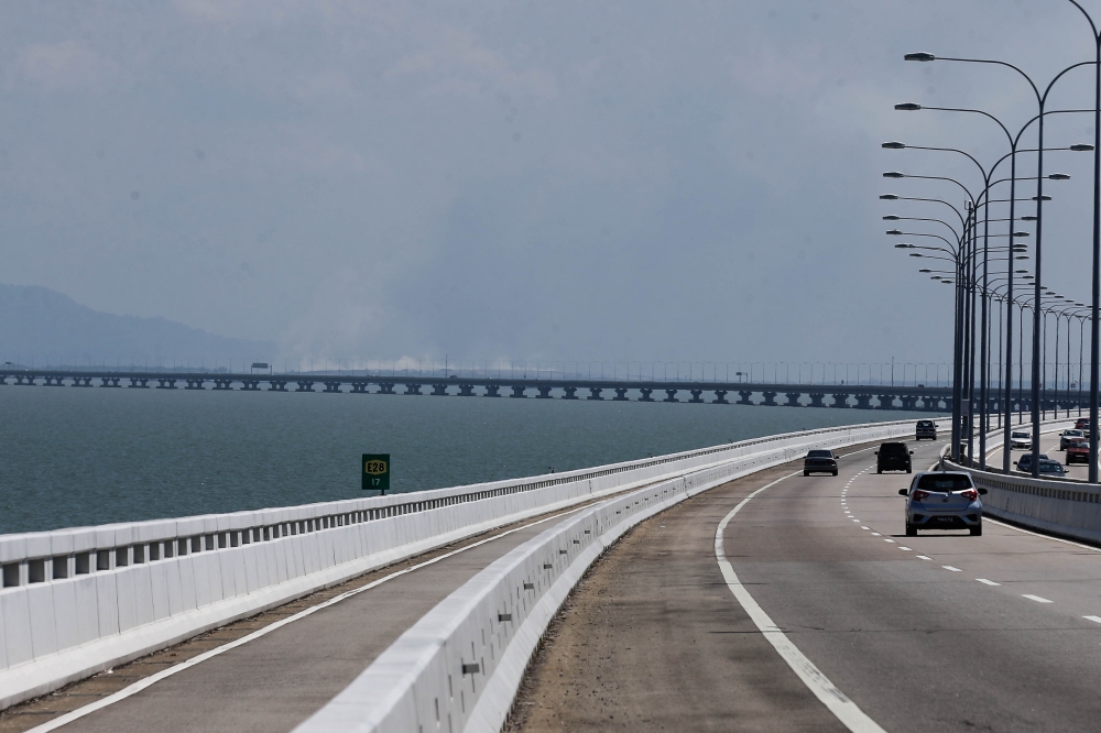 Penang Infrastructure, Transport and Digital Development Committee chairman Zairil Khir Johari said he had inspected the Sultan Abdul Halim Mu’adzam Shah Bridge with Jambatan Kedua Sdn Bhd and found no incident of cracks. — Picture by Sayuti Zainudin