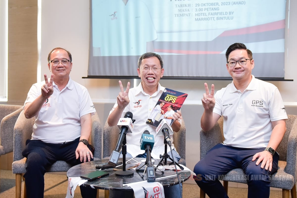 Dr Sim (centre) together with Tanjong Batu assemblyman Johnny Pang (left) and Pelawan assemblyman Michael Tiang pose while gesturing Iskandar’s number on the ballot paper.  —  Picture by Sarawak Public Communications Unit via Borneo Post Online