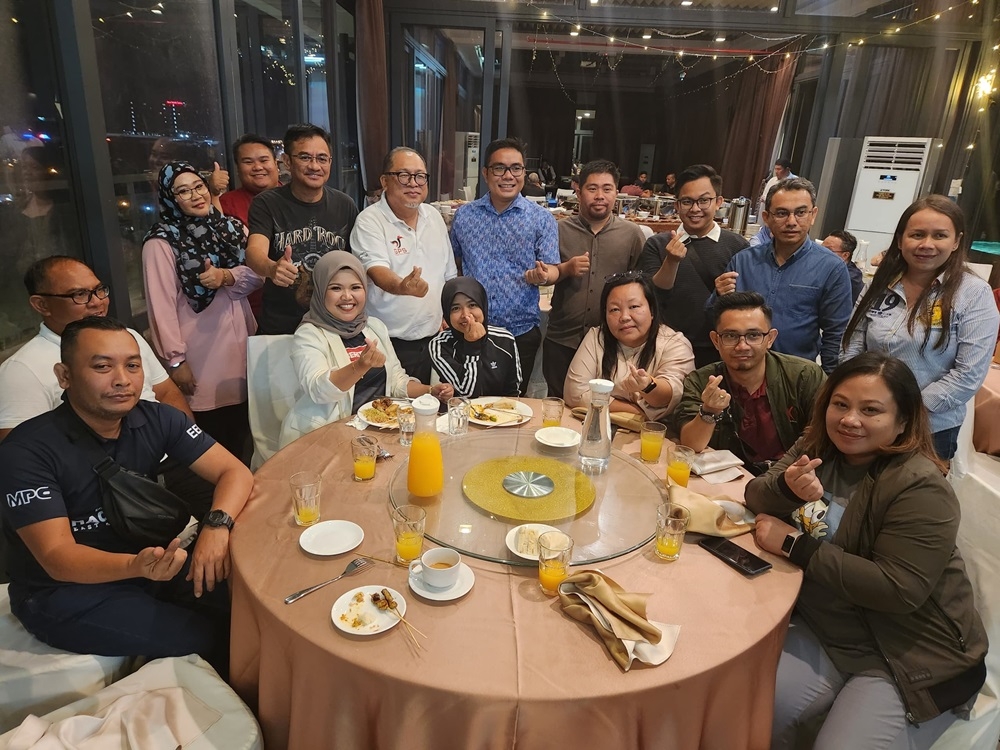 Iskandar Turkee (standing, third from left) poses for a photo with the media covering the Jepak by-election.  —  Picture courtesy of Sarawak Public Communications Unit via Borneo Post Online