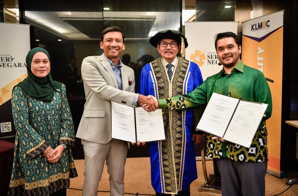 Kuala Lumpur Metropolitan University University patron Tan Sri Mazlan Lazim (2nd right) witnesses the exchange of the Memorandum of Understanding between Cosmopoint Sdn Bhd Chief Executive Officer Najmie Noordin (2nd left) representing KLMUC and YSN CEO Amirul Fadhil Che Ismail (right) in Kuala Lumpur October 30, 2023. — Bernama pic