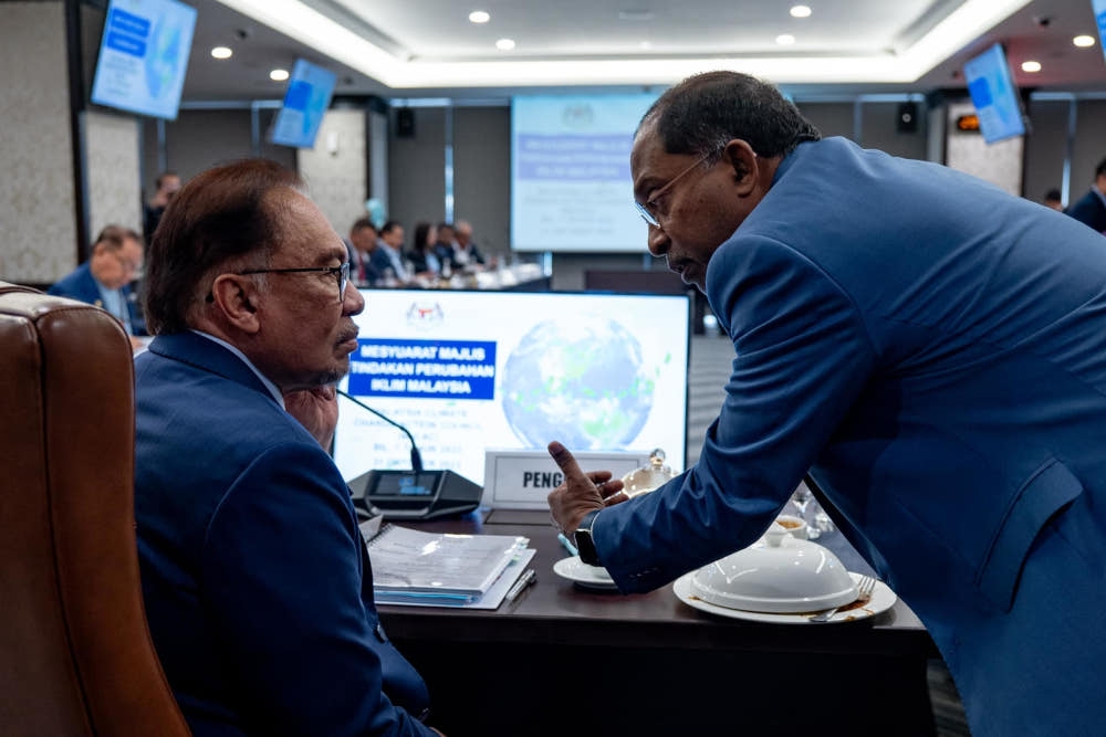 Prime Minister Datuk Seri Anwar Ibrahim in a discussion with Foreign Minister Datuk Seri Zambry Abdul Kadir in Putrajaya, October 31, 2023. The prime minister has asked the foreign minister to contact Turkiye and Saudi Arabia regarding the appropriateness of holding an emergency meeting of the OIC on the Palestine issue. — Picture from Facebook/Anwar Ibrahim 