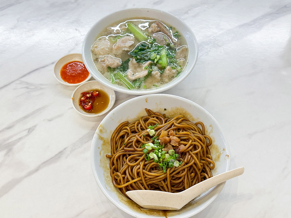 If you prefer less soup with pig's kidney, go for the Dry Pork Kidney Noodle.